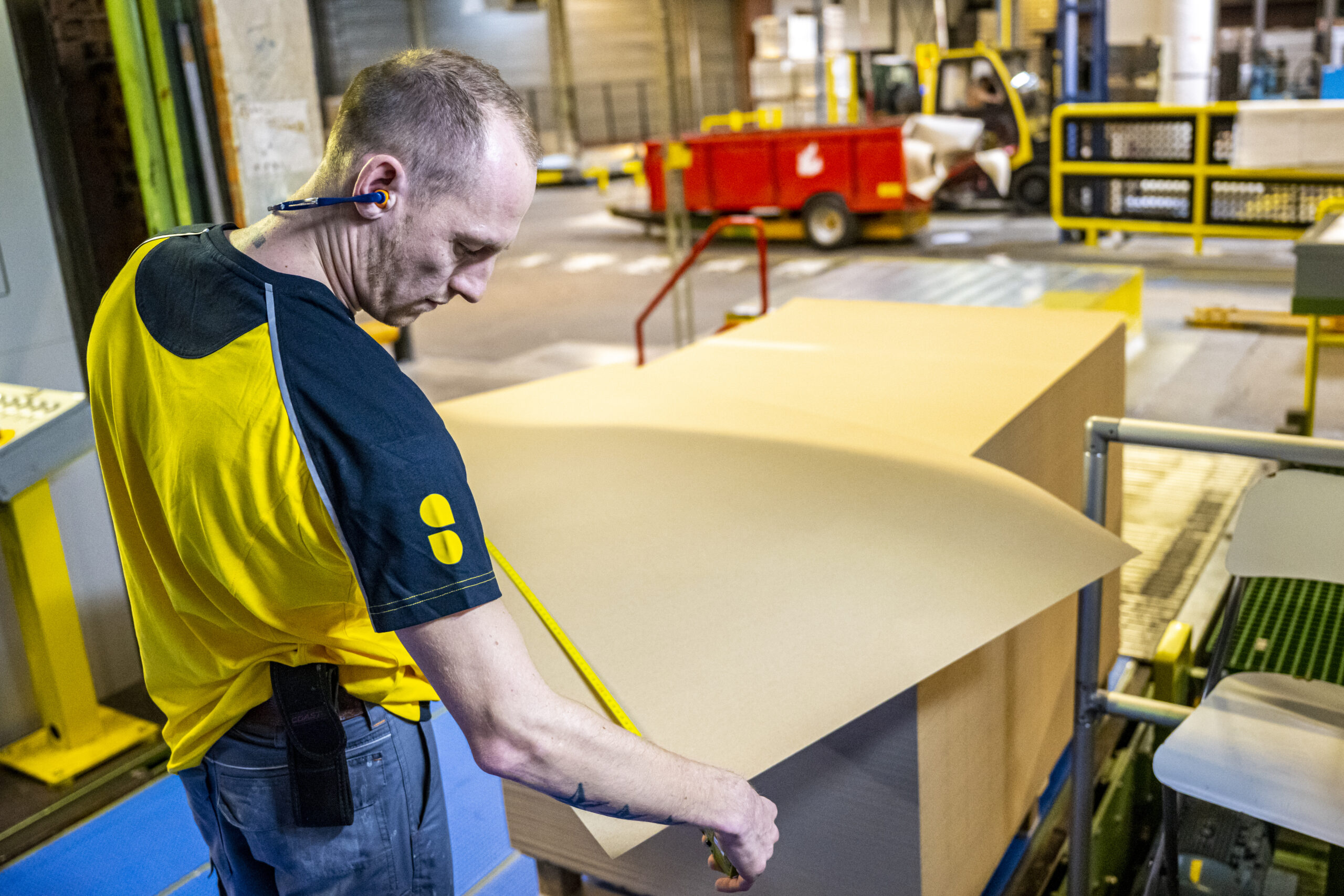 Employee measuring appliances and furniture for tailored solutions • Solidus