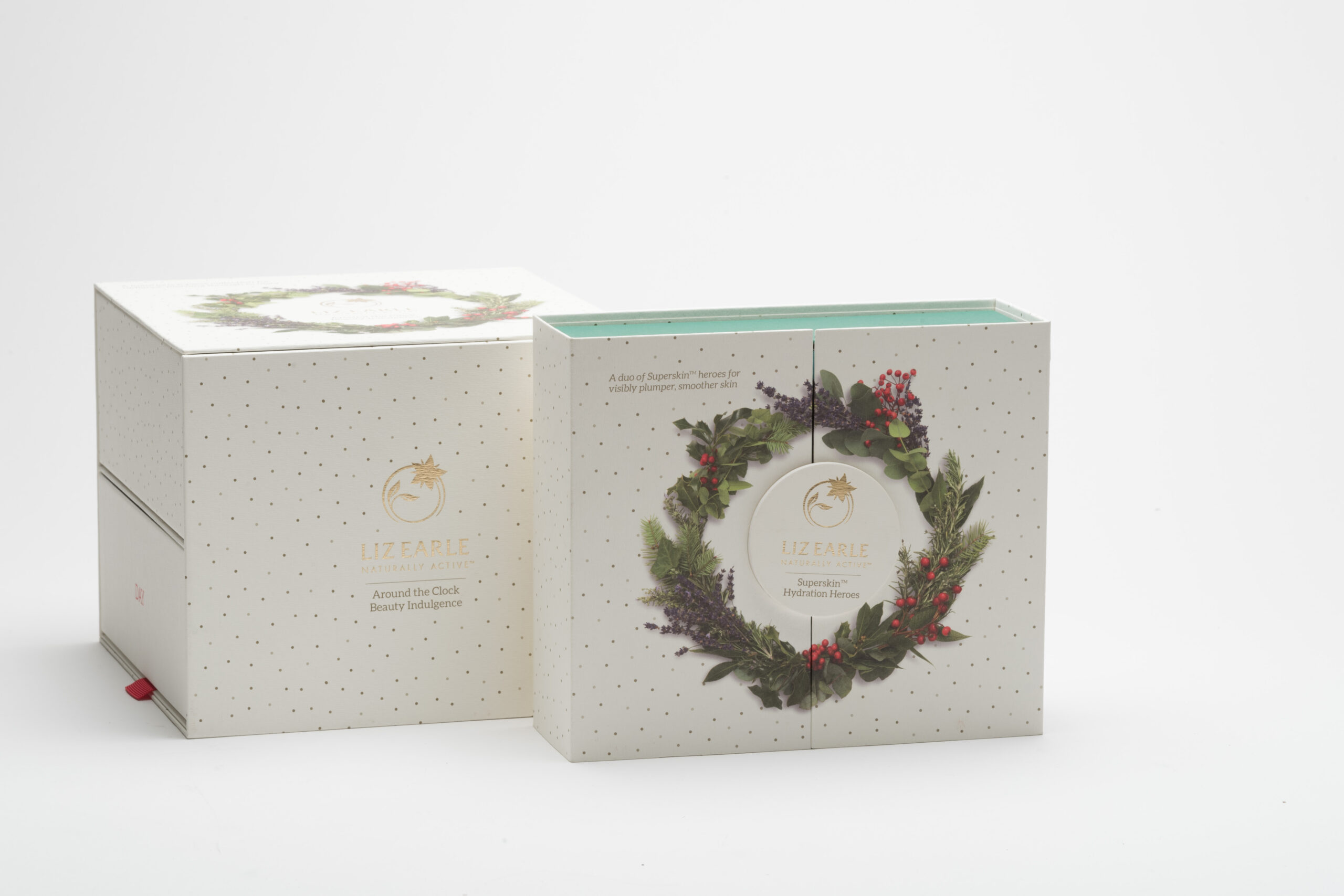 Witte Luxline graphic met stipjes en bloemenkrans voor cosmetische verpakkingen staand op witte achtergrond • Solidus