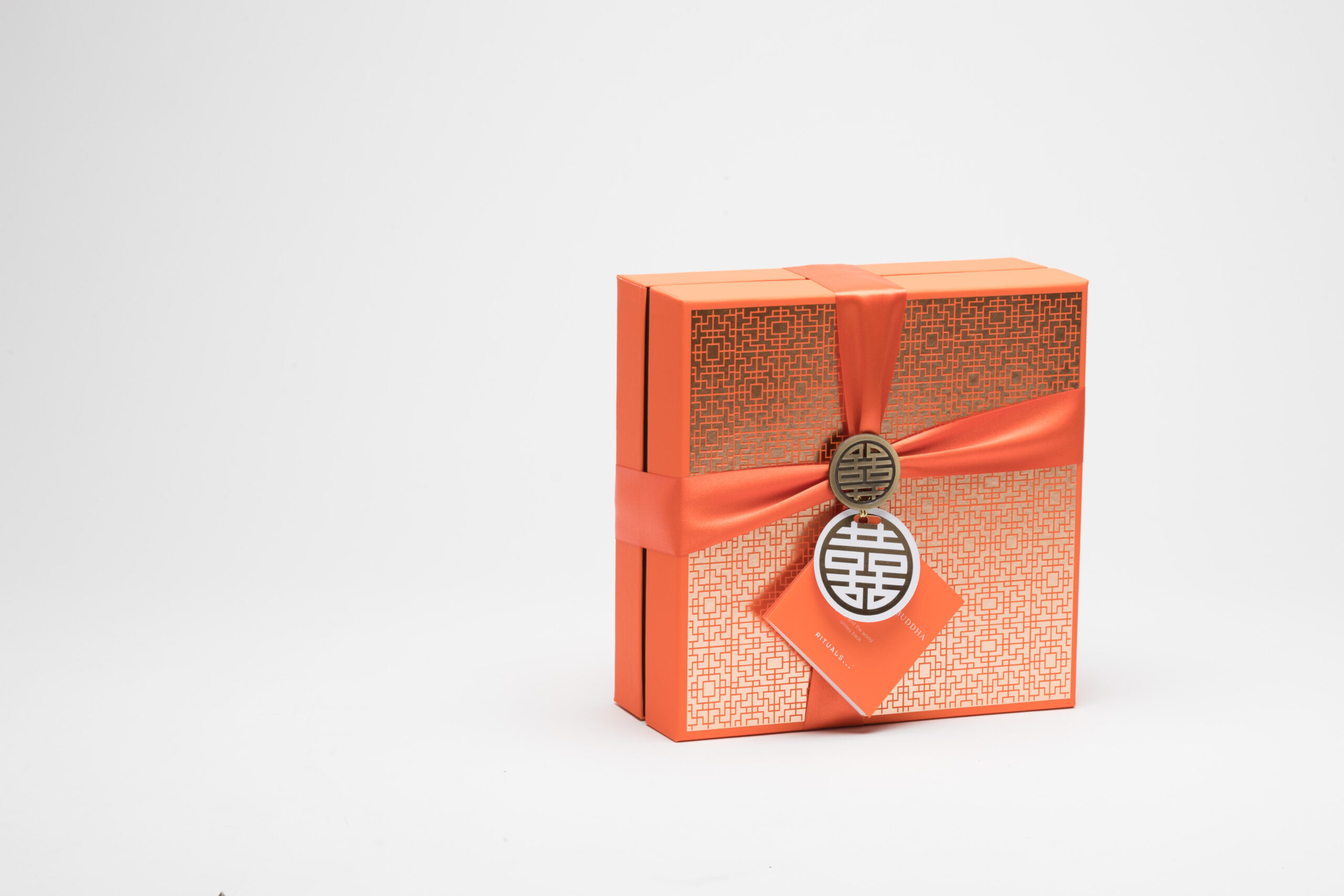 Oranje/zalm kleurige Luxline specialiteiten voor cosmetische verpakkingen staand op een witte achtergrond • Solidus