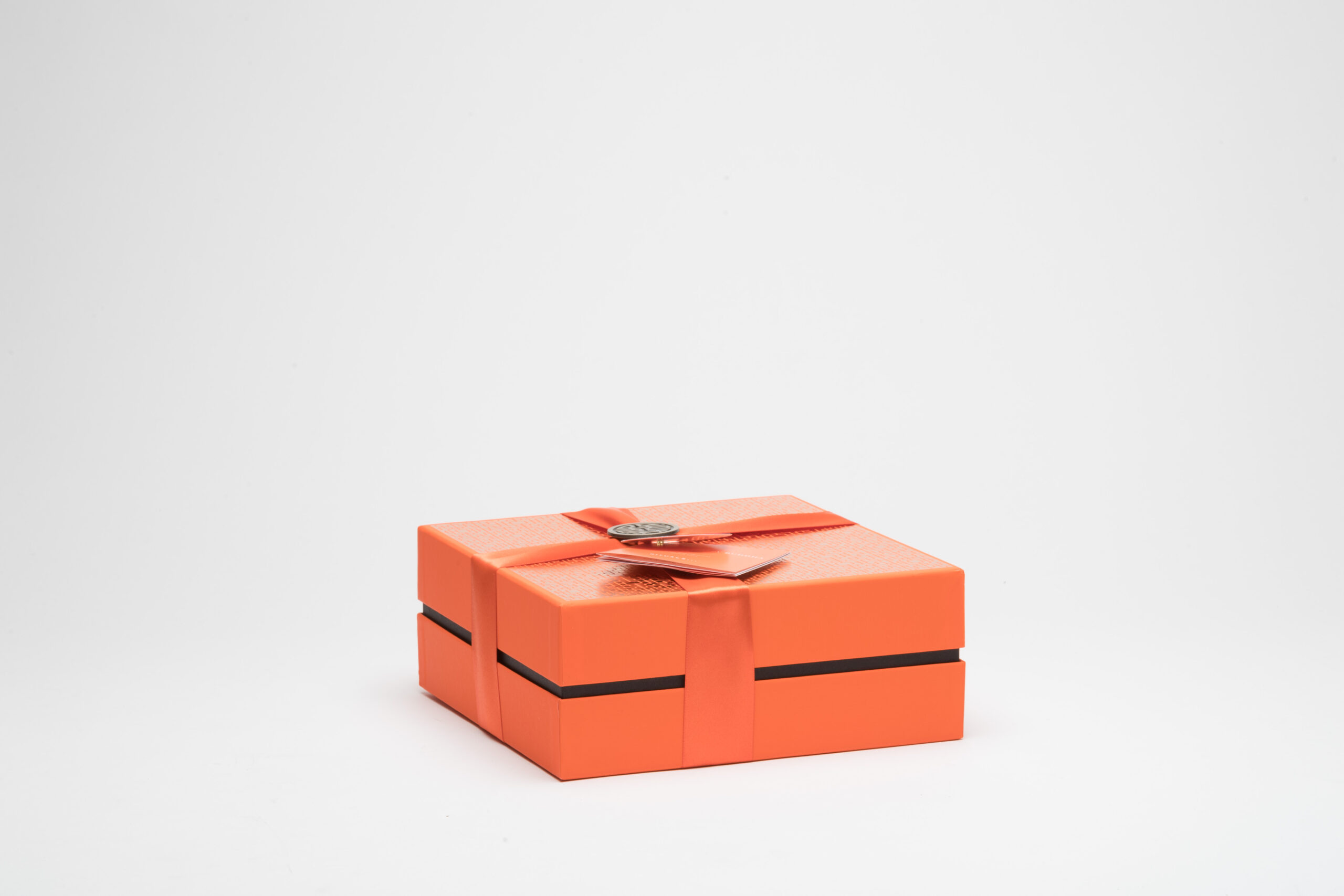 Oranje/zalm kleurige Luxline specialiteiten voor cosmetische verpakkingen vanaf de zijkant op een witte achtergrond • Solidus