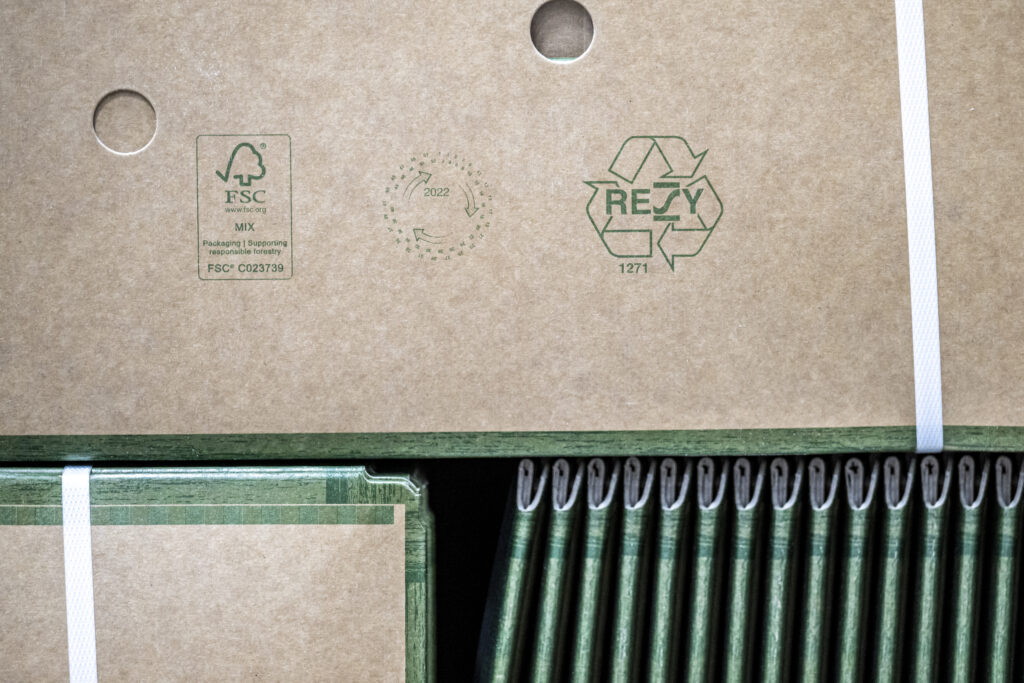 Recyclable solid board packaging solutions for example for solid board meat boxes, fish boxes etc. • Solidus