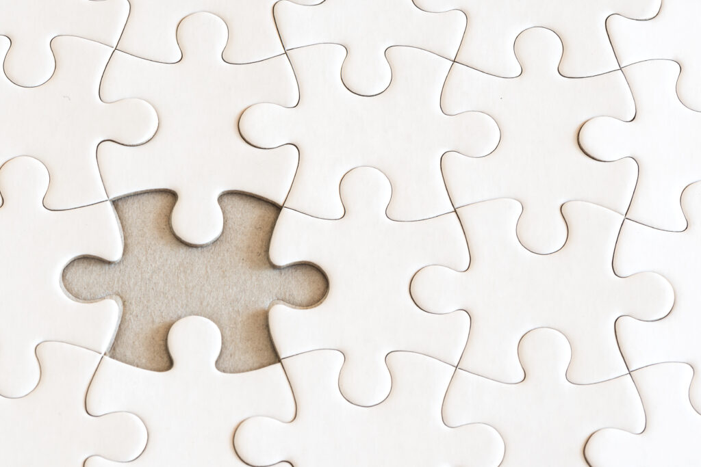 Weiße Puzzleteile ineinandergreifend aus unseren Puzzleline-Platten • Solidus