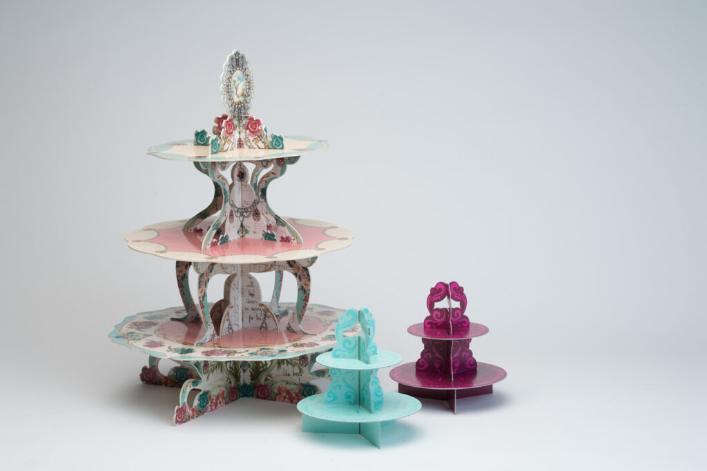 Standing display for advertisement en promotional boards