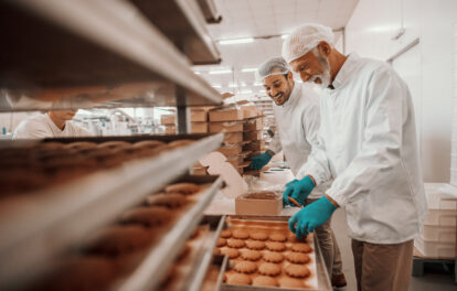 Professionnels de la boulangerie préparant des produits avec un emballage alimentaire durable