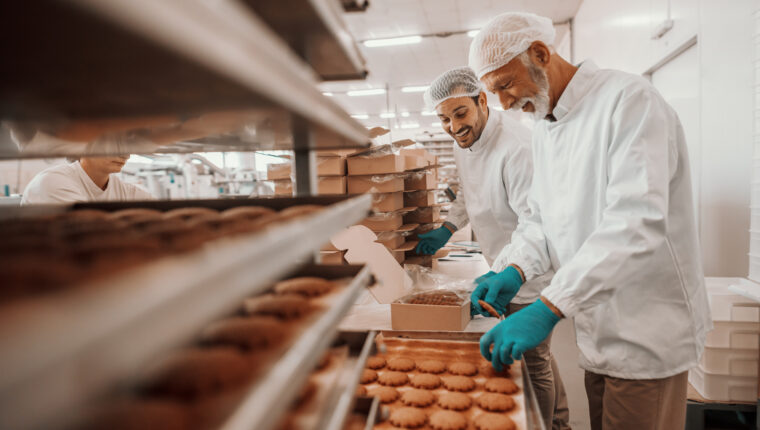 Professionnels de la boulangerie préparant des produits avec un emballage alimentaire durable